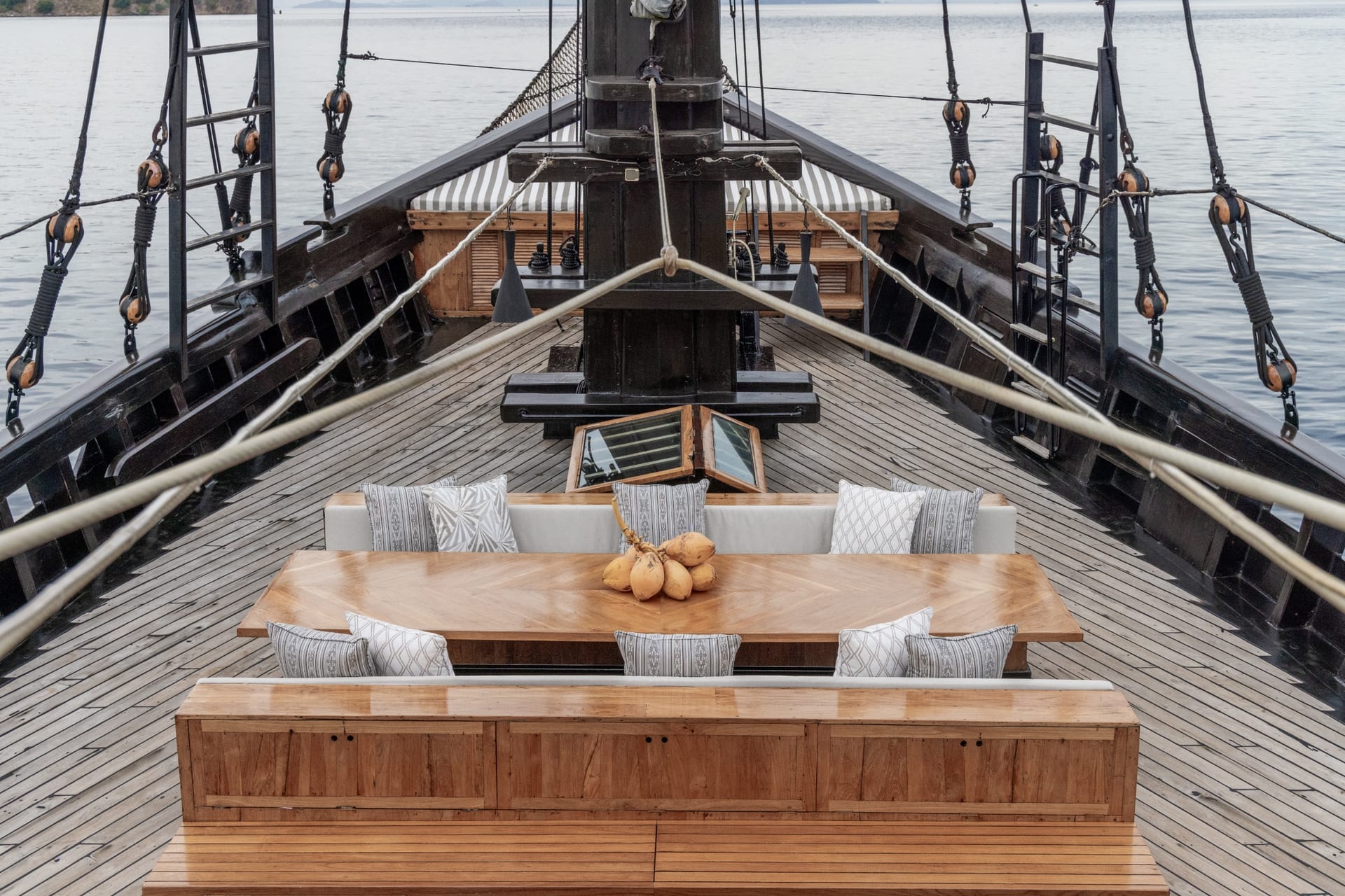 El Aleph, deck — phinisi yacht charter in Komodo & Raja Ampat