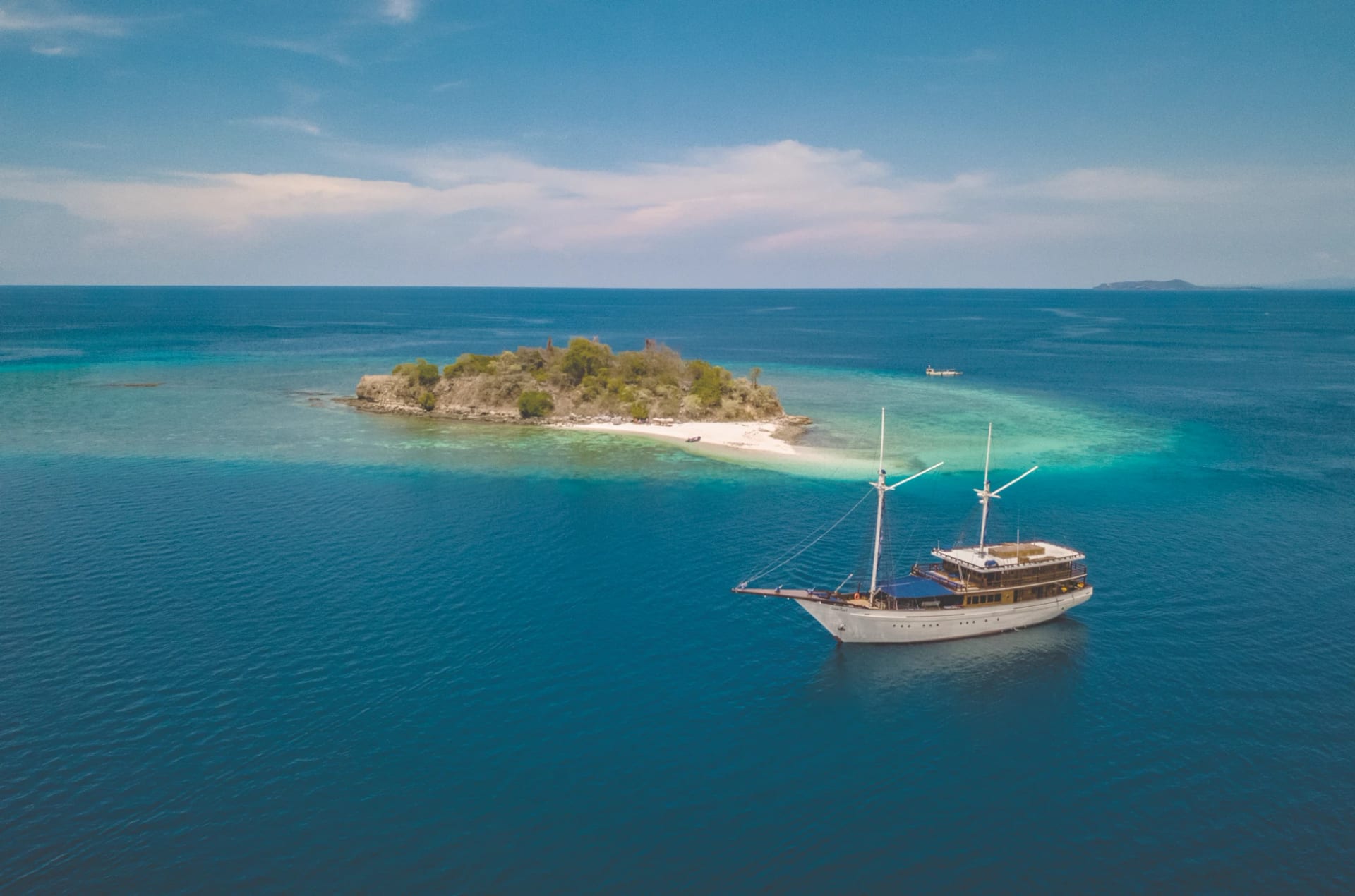 Ocean Pure — phinisi yacht charter in Komodo & Raja Ampat